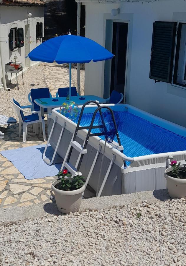 Lovely Studio In Strinilas With Its Own Pool ภายนอก รูปภาพ
