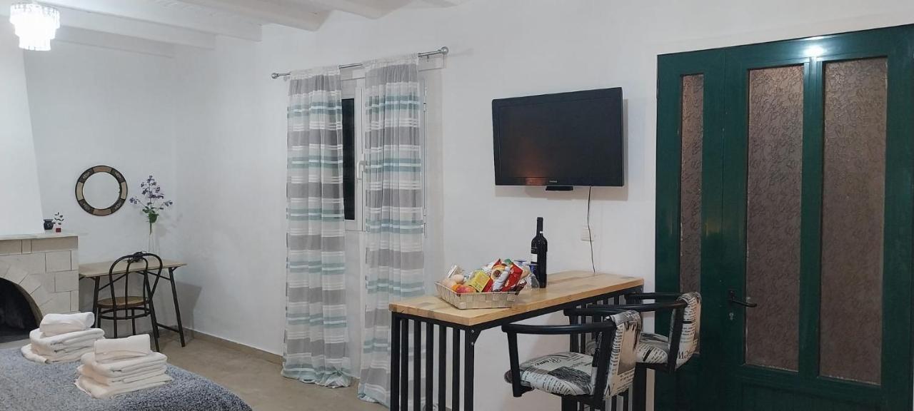 Lovely Studio In Strinilas With Its Own Pool ภายนอก รูปภาพ