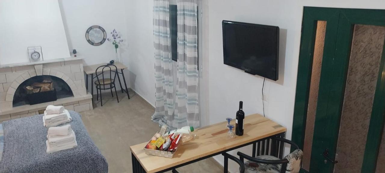 Lovely Studio In Strinilas With Its Own Pool ภายนอก รูปภาพ