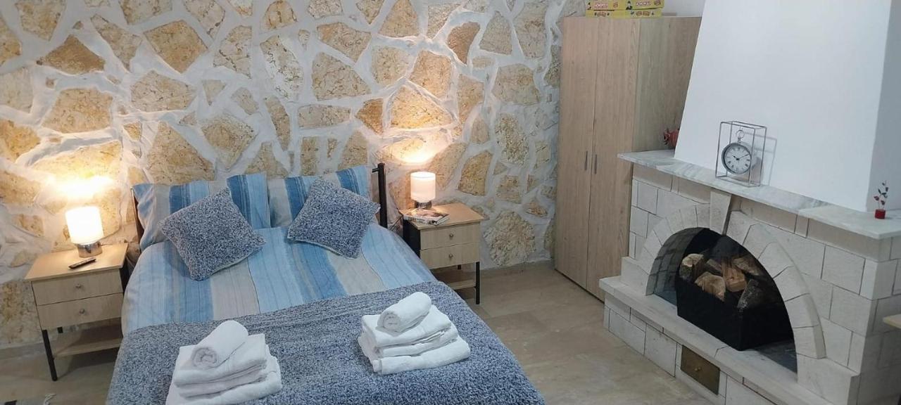 Lovely Studio In Strinilas With Its Own Pool ภายนอก รูปภาพ