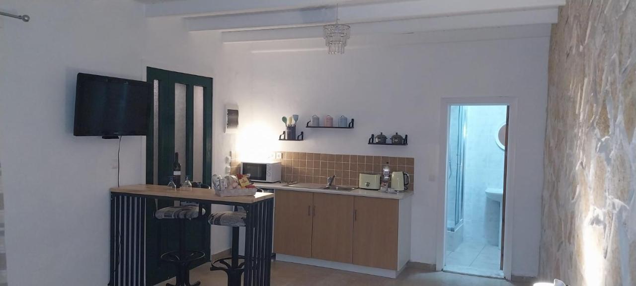 Lovely Studio In Strinilas With Its Own Pool ภายนอก รูปภาพ