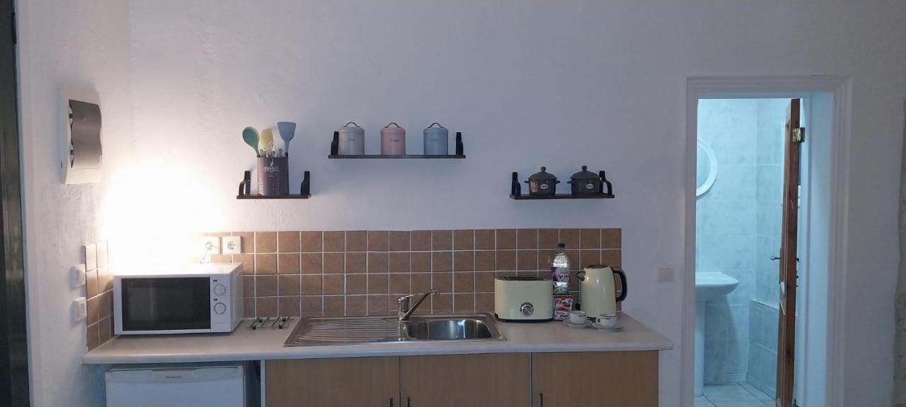Lovely Studio In Strinilas With Its Own Pool ภายนอก รูปภาพ