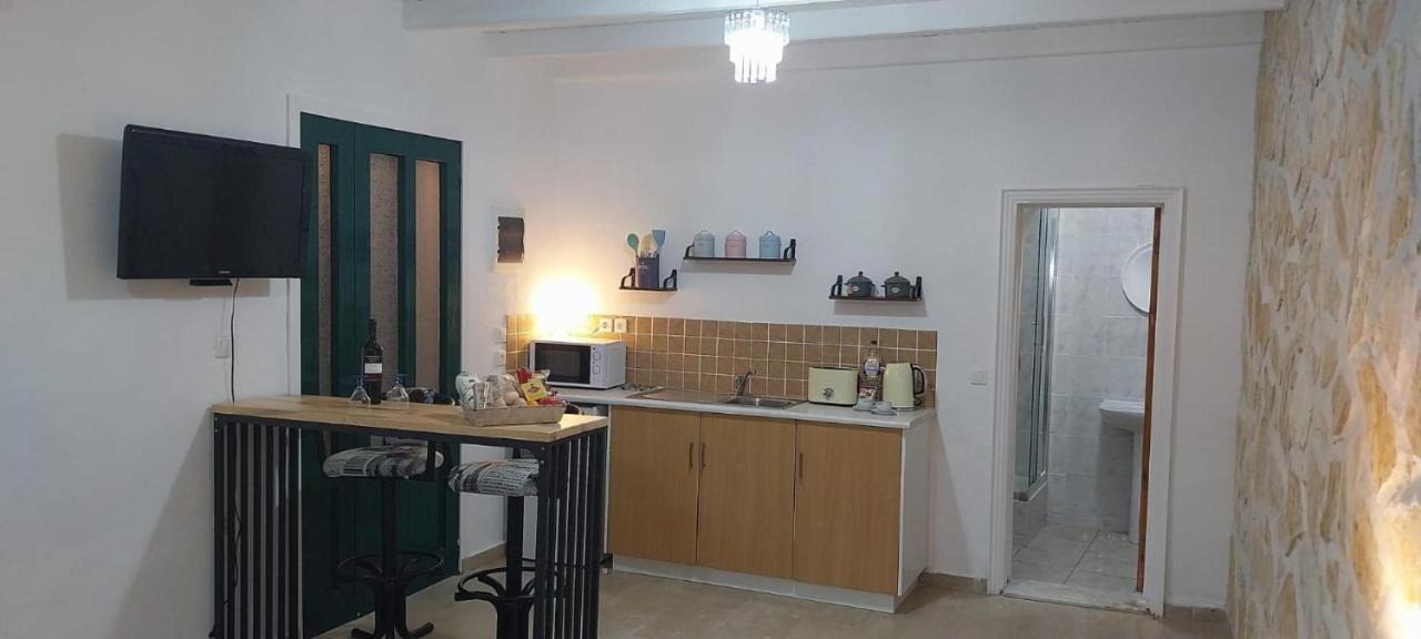 Lovely Studio In Strinilas With Its Own Pool ภายนอก รูปภาพ