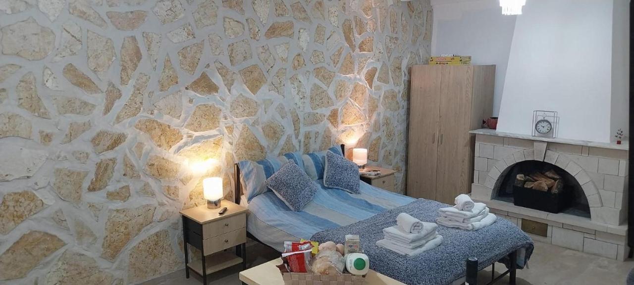 Lovely Studio In Strinilas With Its Own Pool ภายนอก รูปภาพ